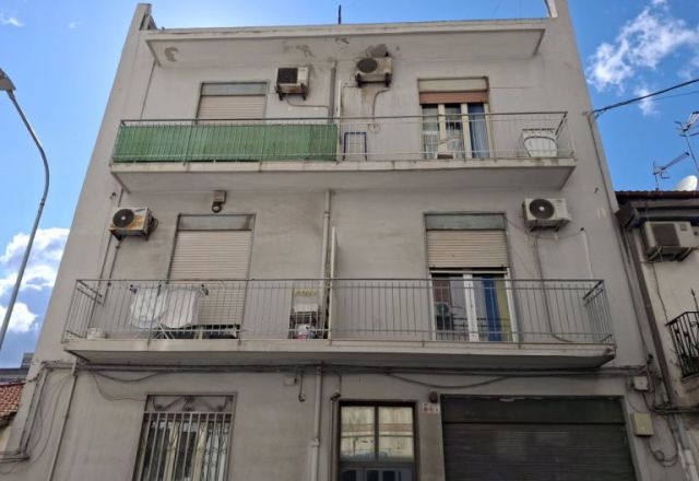 Piccolo trivani zona Policlinico