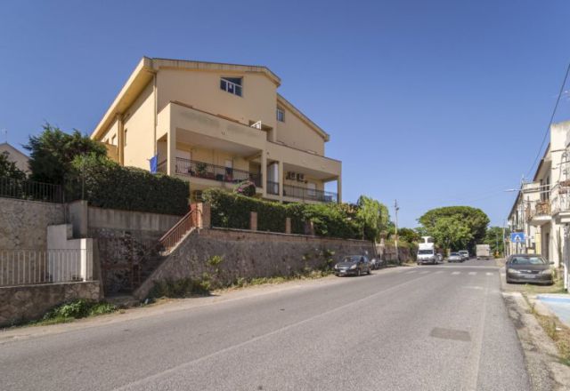 Spartą, appartamento con mansarda abitabile. Vista mare