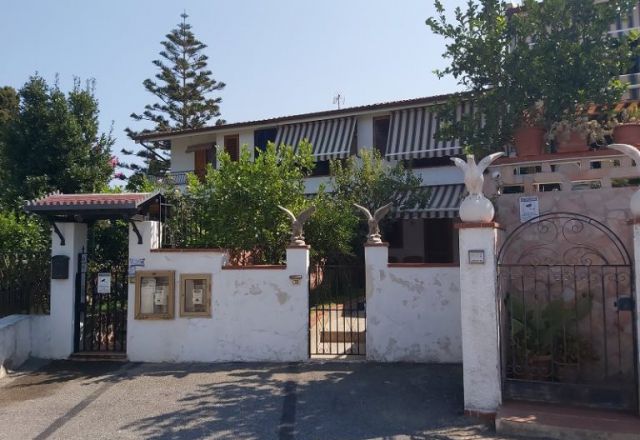 Furnari comoda villetta a schiera 2 vani con giardino